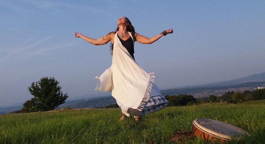 Šamanski trance dance ritual ob svečah